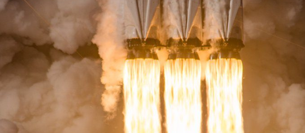 Foto spettacolare dei propulsori accesi del Falcon Heavy